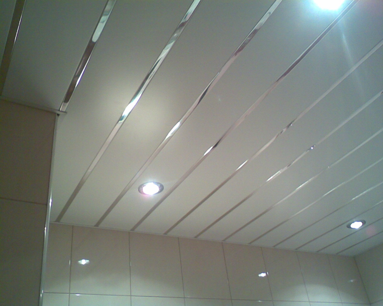 Подвесной потолок пвх панелями. Подвесной реечный потолок Албес. Реечный потолок Албес белый. Реечный потолок а100ас. Реечный потолок металлический Албес.